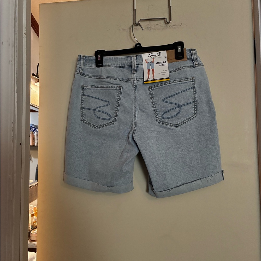 Seven7 Light Wash ( Lynx) Denim Mid-Rise Women’s Shorts - Picture 11 of 15
